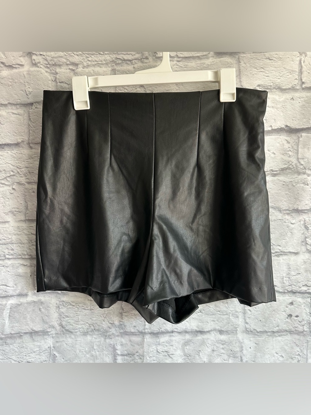 PREOWNED EXPRESS FAUX LEATHER HIGH RISE BLACK SHORTS SIZE 10